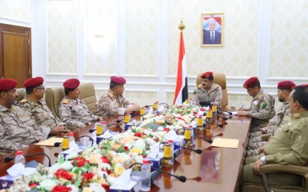 وزير الدفاع يعقد اجتماعاً بقيادة محور تعز والوحدات التابعة له