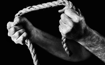 في بلد عربي .. اب يقتل أطفاله ثم ينتحر  ( صورة )