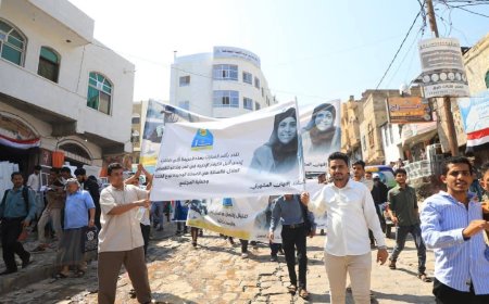 منتسبو جامعة تعز يشاركون في وقفة احتجاجية للتنديد بجريمة اغتيال الشهيدة إفتهان المشهري