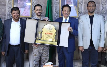 محافظ المهرة يكرم قائد قوات التحالف تقديرا لجهوده خلال الفترة الماضية