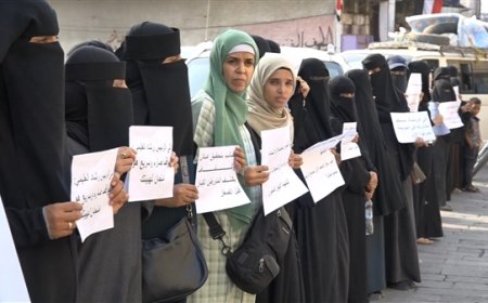 تعز.. وقفة نسوية تندد باغتيال أفتهان المشهري وتطالب بالقبض على الجناة.