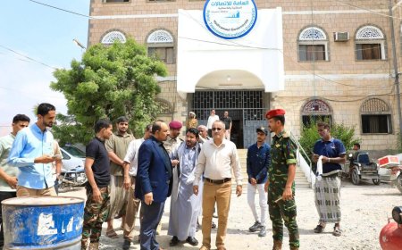 محافظ حضرموت يتفقّد العمل بمؤسسة الاتصالات ويشدد على أهمية تطوير الخدمة للمواطنين