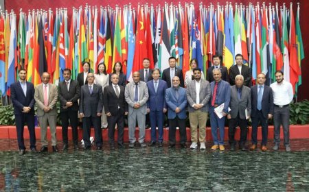 الوفد الأكاديمي اليمني يزور مركز تعليم اللغة والتعاون في العاصمة بكين