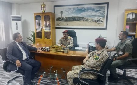 وزير الدفاع يزور مدير مطار عدن الدولي ويهنئه بنيله الثقة
