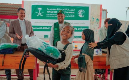 مركز الملك سلمان يدشن توزيع  المستلزمات التعليمية للأطفال النازحين والمجتمع المضيف بمحافظة لحج