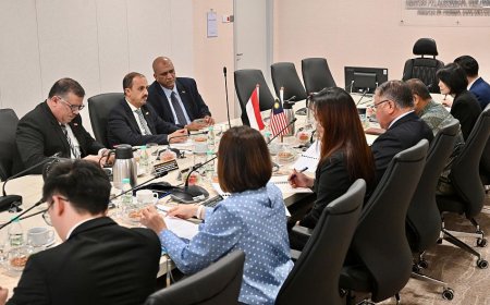 الإرياني يبحث مع نظيره الماليزي تعزيز التعاون السياحي والثقافي بين البلدين