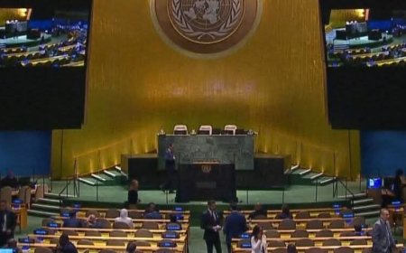 نتنياهو يخاطب قاعة شبه فارغة والإعلام العبري يصف المشهد بضربة لـإسرائيل.