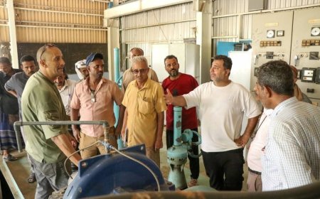 مدير مياه عدن واللجان المجتمعية بخورمكسر ينفذون زيارة ميدانية لمشاريع المياه والصرف الصحي بالمديرية