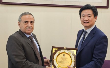 تقديرًا لدعمه الأكاديمي.. رئيس جامعة عدن يهدي درعًا تذكاريًا للقائم بأعمال السفارة الصينية في اليمن