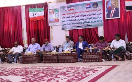 فريق التوجيه والرقابة الرئاسي يعقد اجتماعًا موسعًا مع المجلس العام لأبناء المهرة وسقطرى في سقطرى