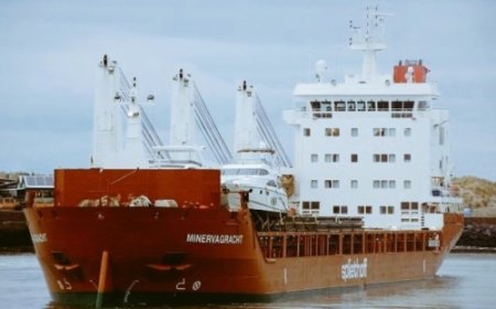 هجوم صاروخي على سفينة شحن قرب عدن يسفر عن إصابة شخصين