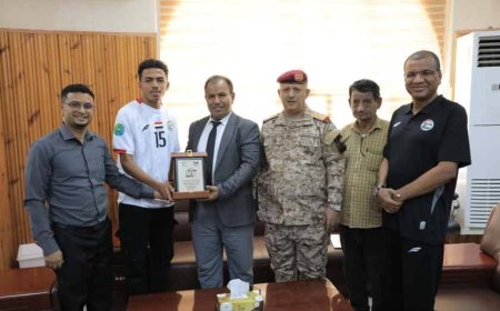 الوكيل العامري يكرم مساعد مدرب ولاعب المنتخب اليمني للشباب شهيم النوبي ومحمد الهندي تقديراً لإنجازهما الخليجي 