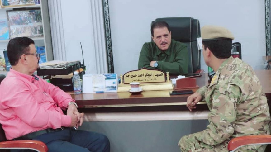 نائب مدير أمن عدن يناقش مع مدير جوازات خور مكسر التحديات الإدارية وآليات معالجتها.