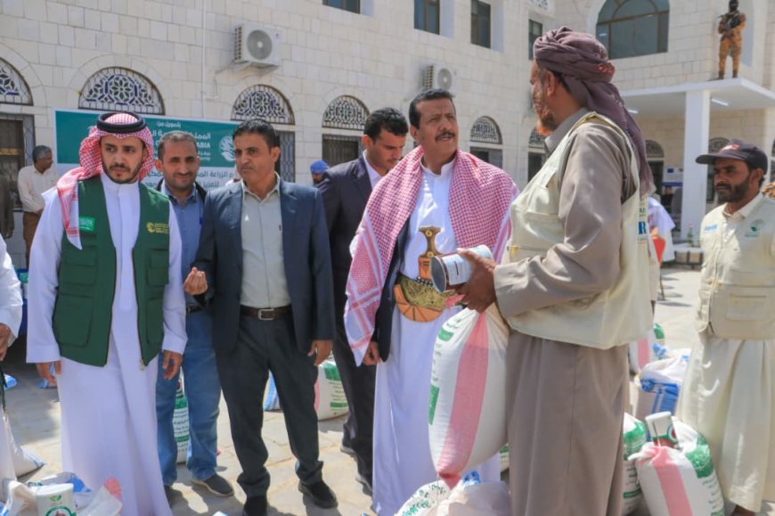 بدعم سعودي ... توزيع منحة البذور وحقائب البيطرة للمستفيدين من مشروع التمكين الرزاعي بمأرب 