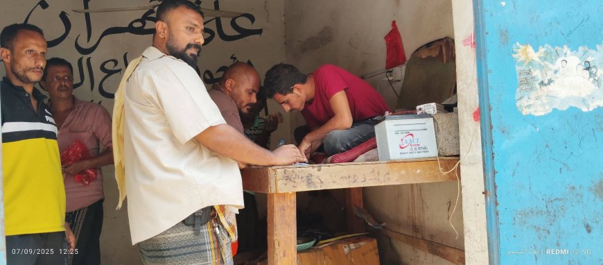 حملة توزيع اشعارات إلزامية بنقل باعة القات من وسط الأحياء السكنية الي سوق القات في المعلا 