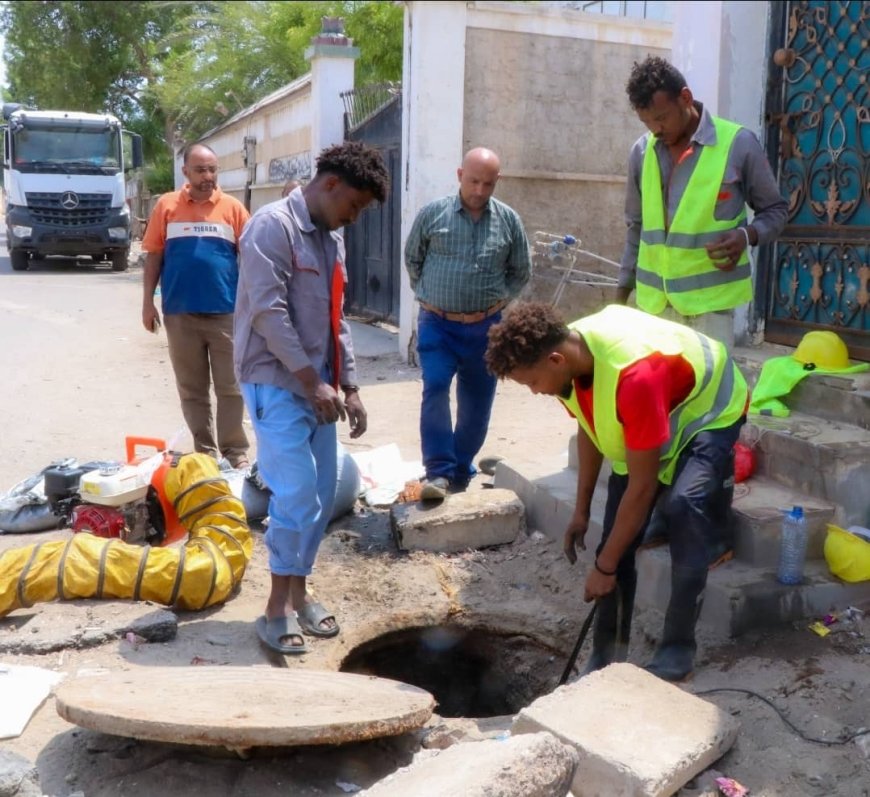 فرق صيانة مؤسسة المياه تنفذ حملة شاملة لتصفية شبكات الصرف الصحي في مديريات عدن