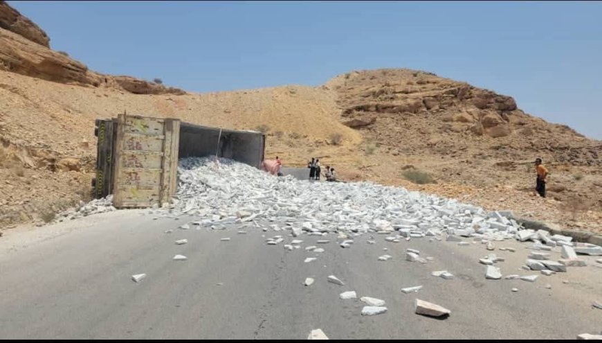 انقلاب قاطرة محمّلة بالأحجار في عقبة "المجازة" بمحافظة شبوة