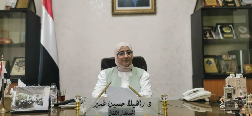 عميد كلية الآداب عدن يهنئ الدكتورة راهيلا عمير بمناسبة نيلها لقب الأستاذية