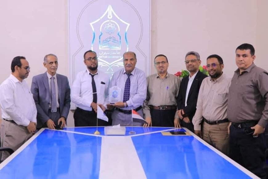 رئيس جامعة سيئون يُكرم عامل النظافة الخريج بامتياز من كلية التعليم عن بُعد "إبراهيم كعتر"