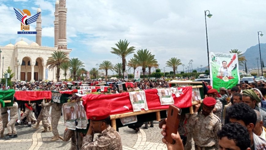 مليشيا الحوثي تشيّع 32 صحفيًا بعد مقتلهم إثر غارة إسرائيلية بصنعاء