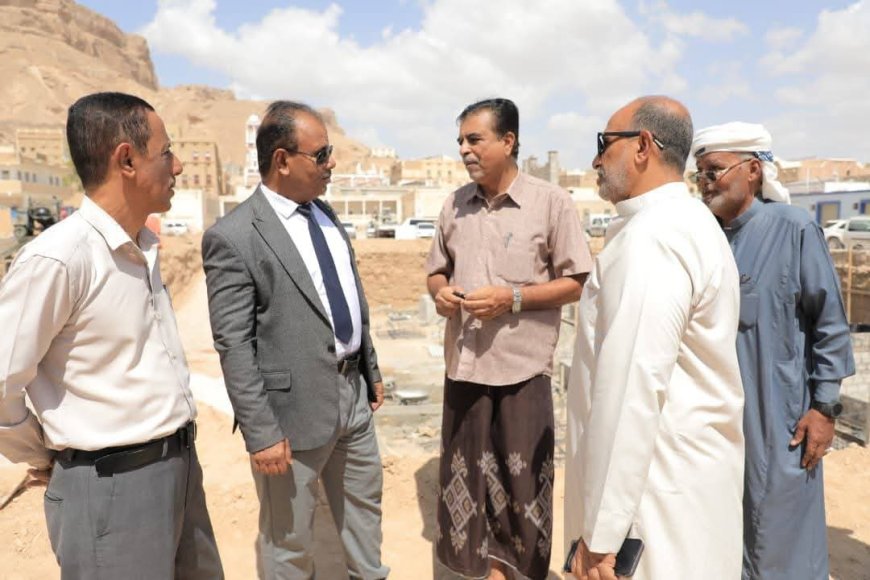 الوكيل العامري يتفقد عدد من المشاريع التنموية في مديرية القطن