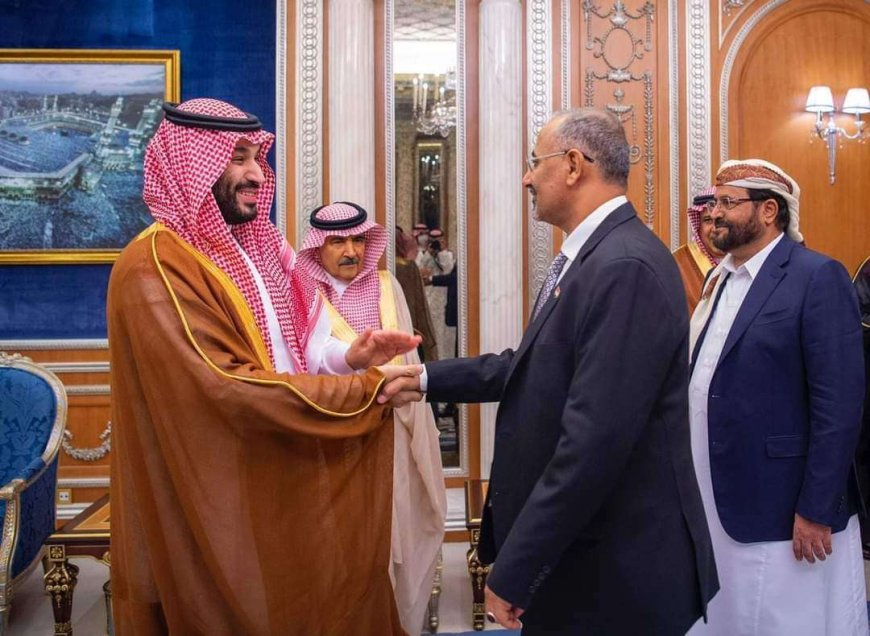 أكد مغادرة الزبيدي إلى الرياض.. مقرب من الرئاسة: ضغوط سياسية على الرئيس العليمي لقبول قرارات الزُبيدي