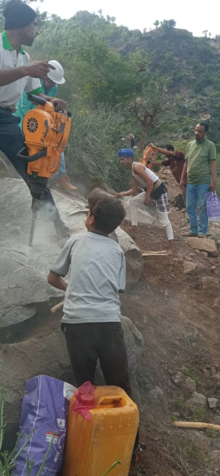 تعز : مبادرة شبابية تطوعية من أجل شق طريق قرية السفا بعزله بلاد الوافي بمديرية جبل حبشي.