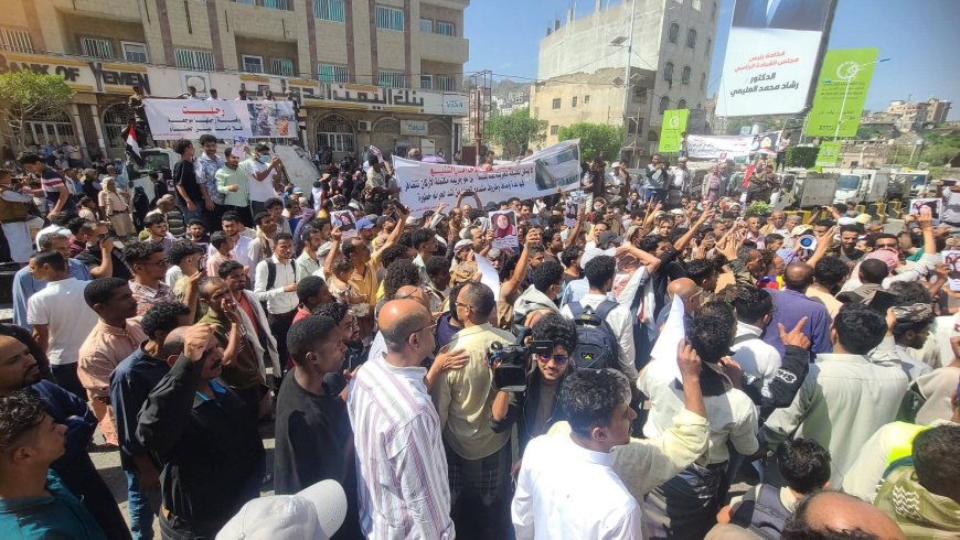 تظاهرة حاشدة أمام مبنى السلطة المحلية في تعز تطالب سرعة القبض على قتلة افتهان المشهري