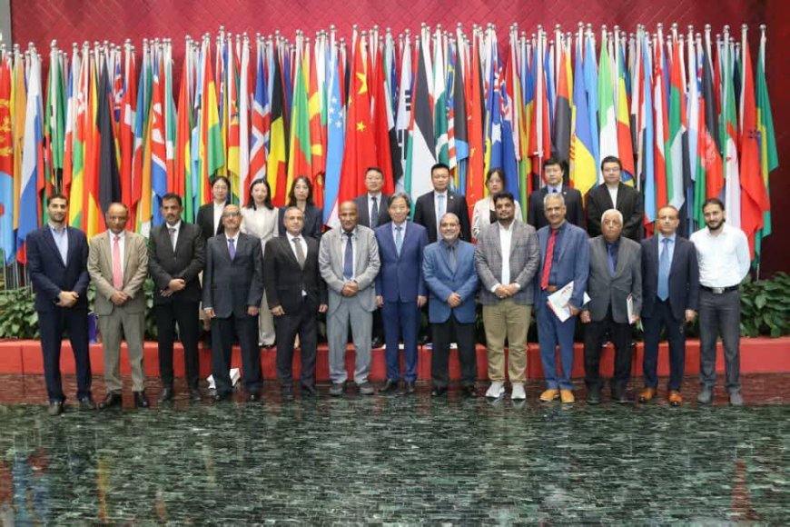 الوفد الأكاديمي اليمني يزور مركز تعليم اللغة والتعاون في العاصمة بكين