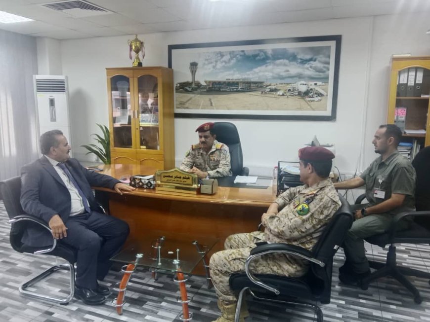 وزير الدفاع يزور مدير مطار عدن الدولي ويهنئه بنيله الثقة