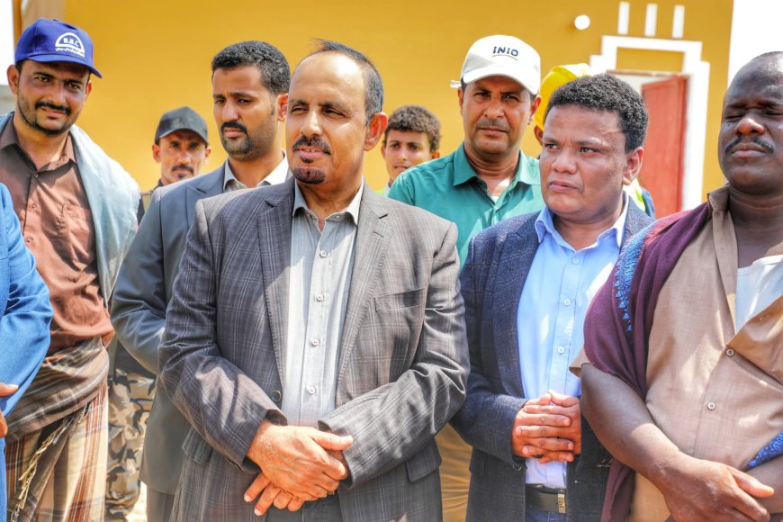 محافظ حضرموت يطلع على سير الأعمال الإنشائية لمشروع توفير المأوى الدائم للأسر الفقيرة والمتضررة من السيول بميفع