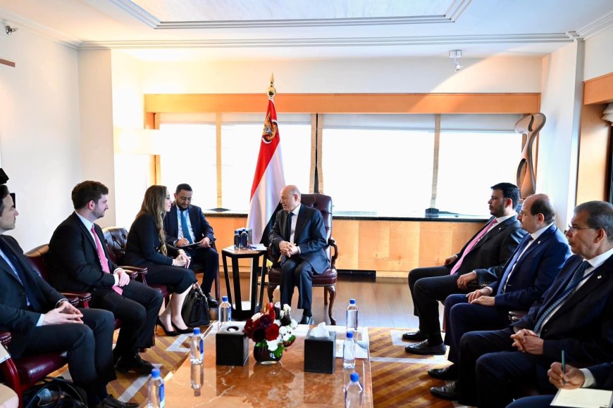 رئيس مجلس القيادة يؤكد اهمية استئناف الولايات المتحدة لمساعداتها الانسانية وتمديد حمايتها القانونية لليمنيين