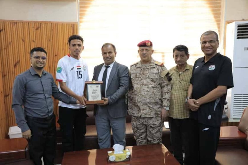الوكيل العامري يكرم مساعد مدرب ولاعب المنتخب اليمني للشباب شهيم النوبي ومحمد الهندي تقديراً لإنجازهما الخليجي 