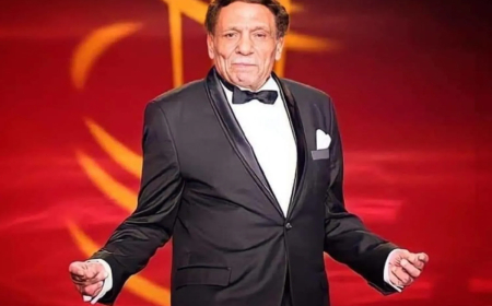 ظهور عادل إمام بالكرسي المتحرك من أمام الكعبة .. ما القصة ؟