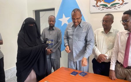 السفارة الصومالية بعدن تسلم عدداً من الصوماليين جوازات سفر بعد إعادة تفعيل الإصدار المنقطع منذ سنوات 