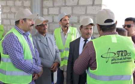 وكيل المحافظة يطلع ميدانيًا على الاعمال المنجزة بمشروع تطوير مرافق المياه والصرف الصحي بتريم 
