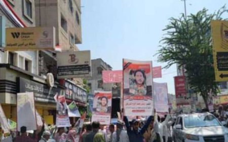 تعز..وقفة احتجاجية فيها للمطالبة بسرعة القبض على قتلة صادق ناجي البركاني.