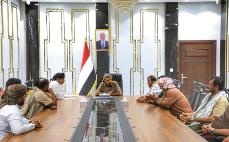 محافظ حضرموت يبحث مع قيادات عدد من الجمعيات السمكية بالريدة وقصيعر سُبل تنظيم عملية الاصطياد والحفاظ على الثروة السمكية