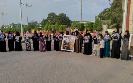 وقفة احتجاجية بمشاركة رئيسة اللجنة الوطنية للمرأة والقيادات النسوية في عدن تطالب بتحقيقات عادلة في اغتيال "إفتهان المشهري"