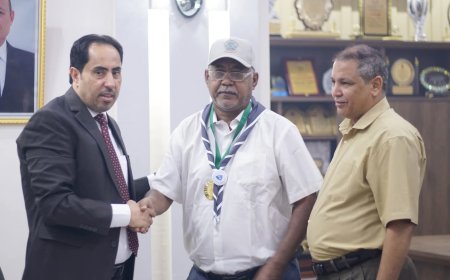 البكري يقلد منصور عامر الميدالية والمنديل الكشفي لمسابقة اليوم العالمي 2025