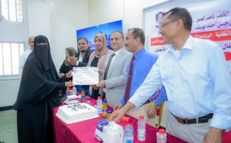 رئيس جامعة عدن يتفقد ختام البرنامج التدريبي لإعداد وتصميم الألعاب التعليمية بكلية التربية