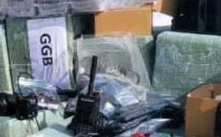 طائرات مسيّرة وكاميرات متطورة.. تفاصيل إحباط تهريب شحنة أسلحة للحوثيين