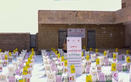 بدعم إماراتي.. الخلية الإنسانية تدشن مشروع السلال الغذائية في مديرية المخا بتعز
