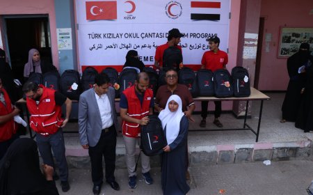 بدعم الهلال الأحمر التركي.. رئيس جهاز محو الأمية يسلم دارسات ومتدربات مركز القادسية حقائب تعليمية