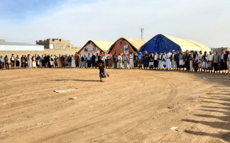 مأرب: وفد من مشايخ ووجهاء قبائل البيضاء يزور مخيم الشهيد يونس الشريحي ويطالب بالقبض على الجناة