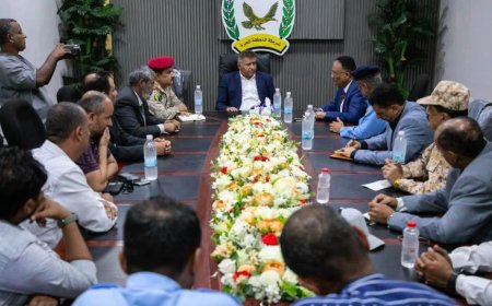 النائب العام ووزير الدفاع يطلعان على سير العمل في ميناء عدن 