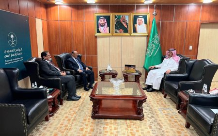 وزير النقل يلتقي السفير آل جابر المشرف العام على البرنامج السعودي لإعمار اليمن في مقر البرنامج بالرياض