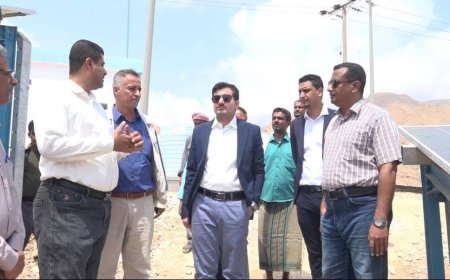 نائب وزير المياه والبيئة يزور المؤسسة المحلية للمياه والصرف الصحي بساحل حضرموت ويشيد بجهودها