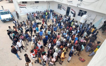 شرطة المهرة تضبط شبكات تهريب وتُرحّل أكثر من 400 مهاجر غير شرعي في شحن