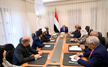 رئيس مجلس القيادة يشيد بدور الفريق القانوني في مساندة المجلس وتعزيز نهج الشراكة الوطنية